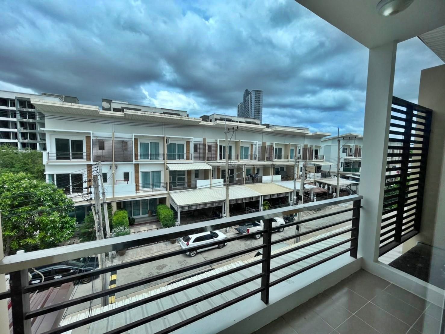 PBRE Asia Pacific Co., Ltd Agency's 4 Bedrooms Townhome in Thepprasit for Sale 1